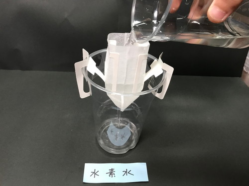 漉し器で水を濾している画像