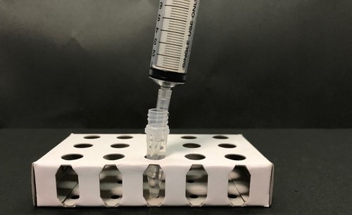 注射器で溶液を吸い出している画像