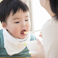 離乳食を食べる赤ちゃん