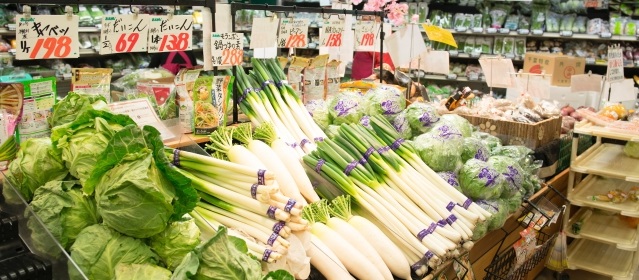 スーパーの野菜陳列の様子